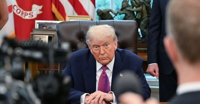 Ông Trump ám chỉ thay đổi chính quyền Tehran, Iran đóng cửa eo biển Hormuz