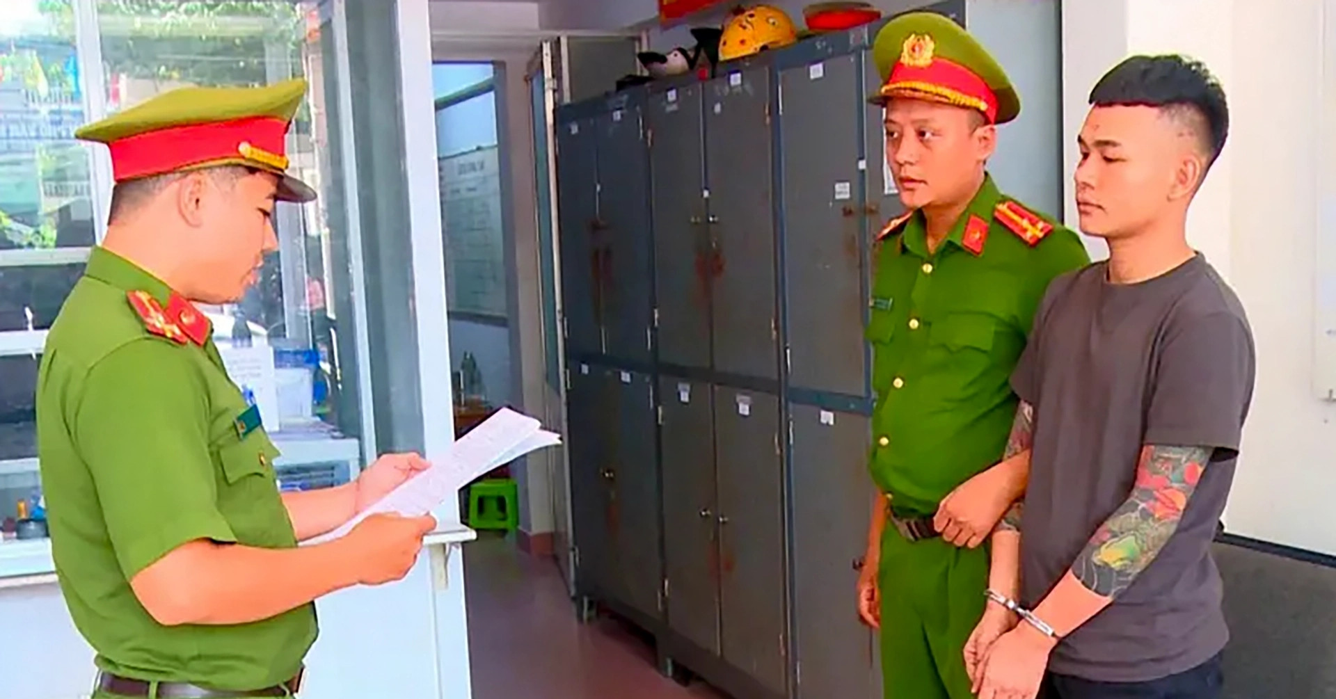 Tạm giữ thanh niên xăm trổ hành hung điều dưỡng bệnh viện ở Khánh Hòa