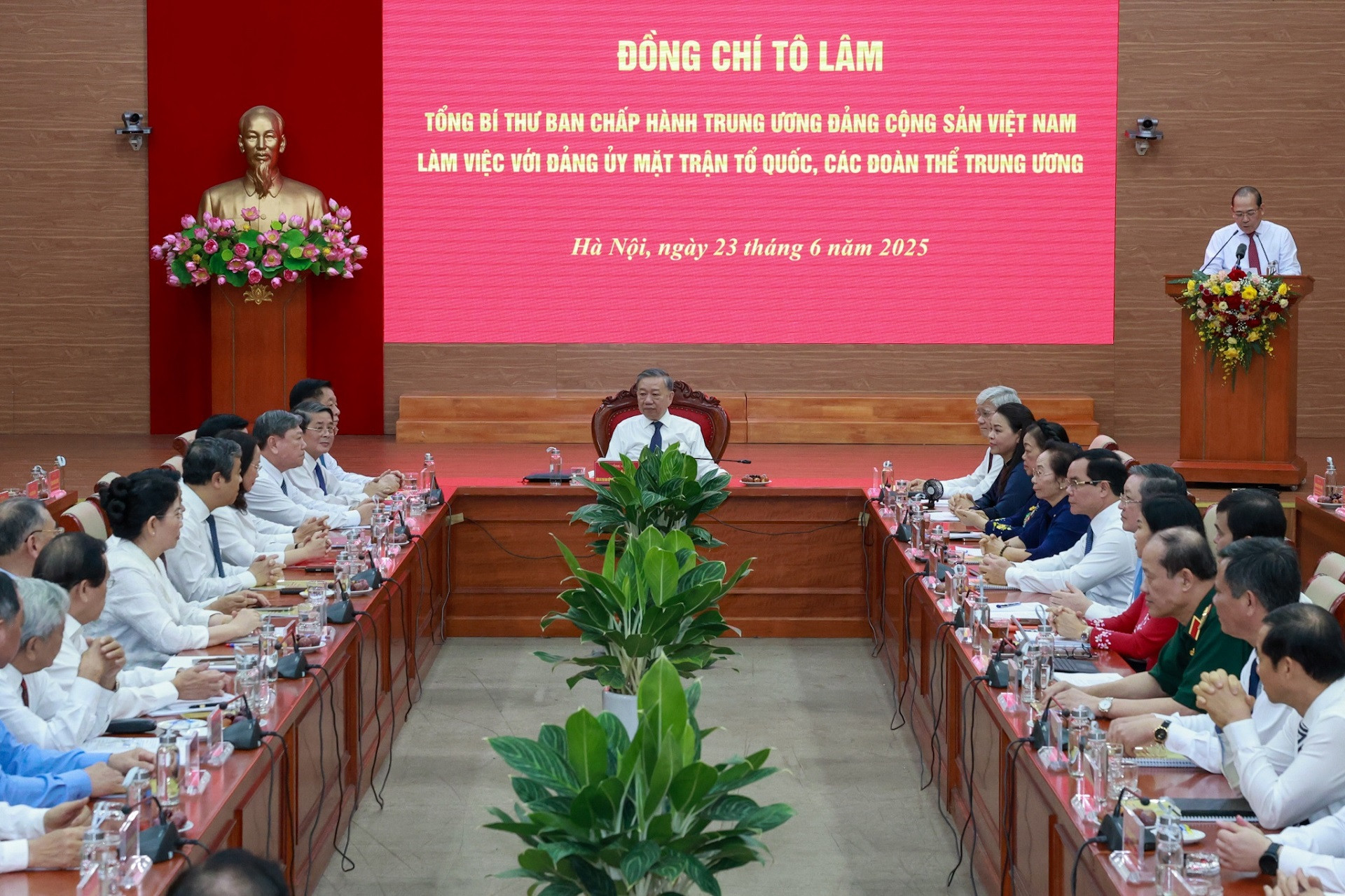 Toan canh buoi lam viec.jpg