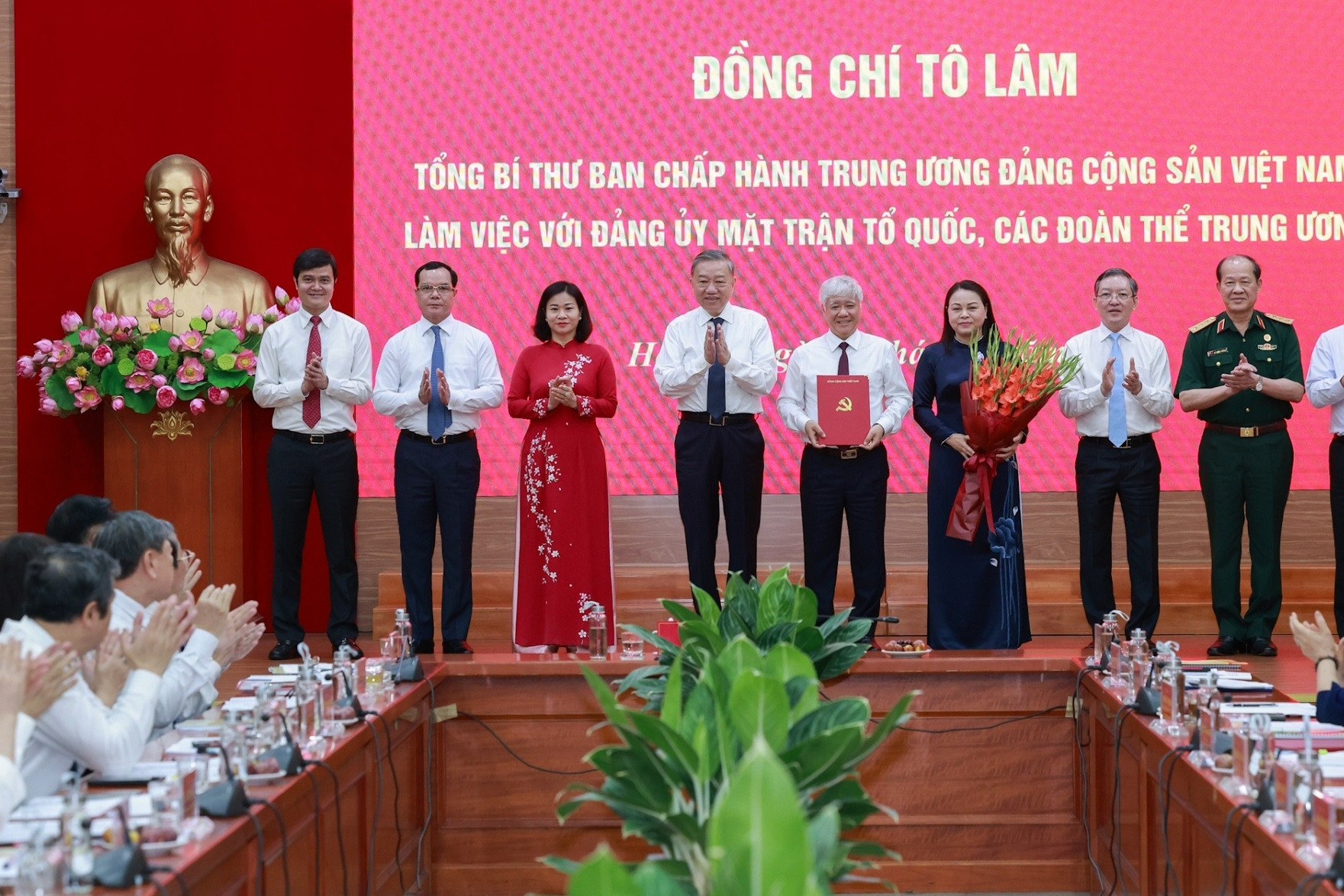 Tổng Bí thư trao quyết định thành lập Cơ quan Ủy ban Trung ương MTTQ Việt Nam
