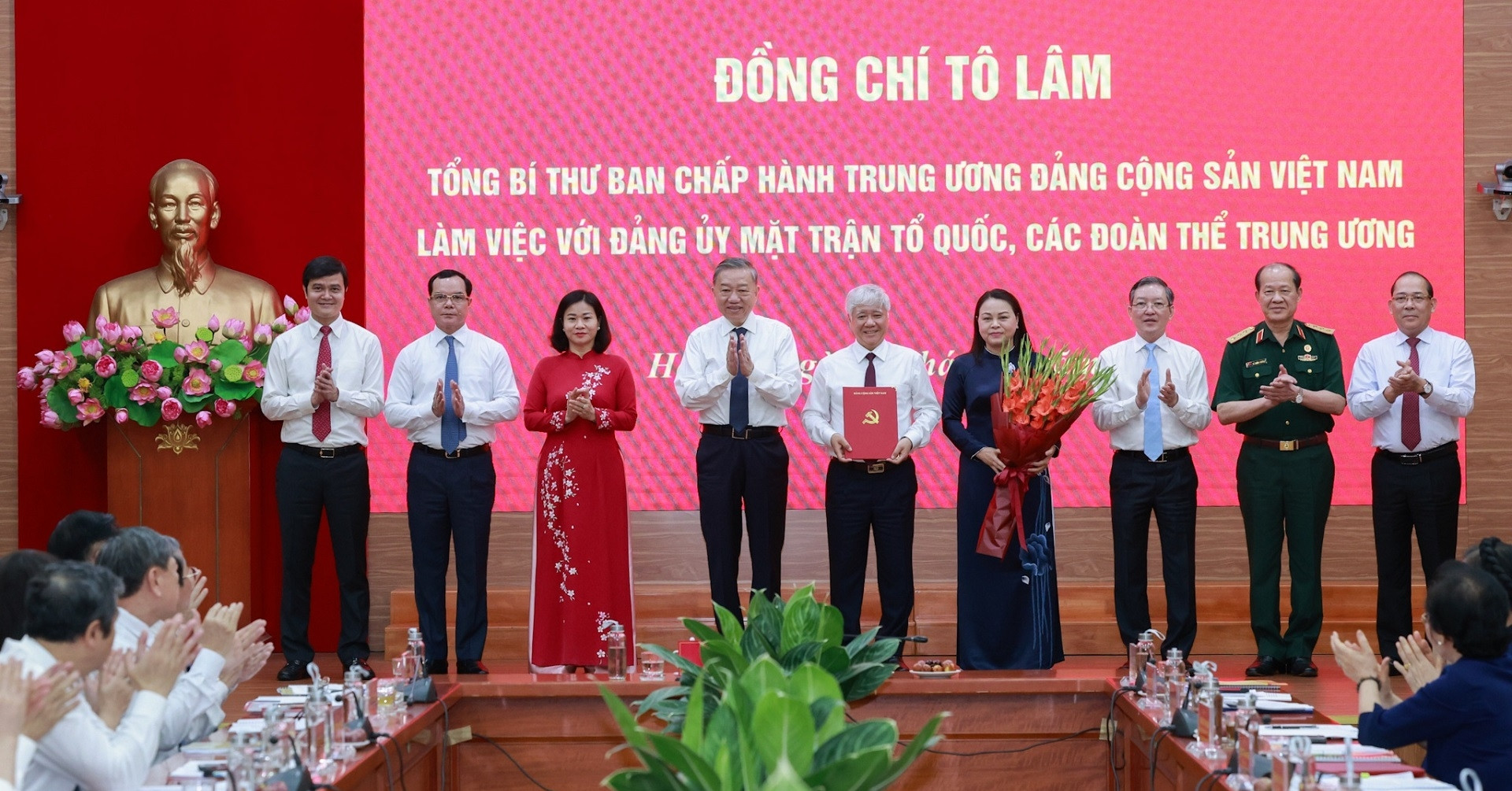 Tổng Bí thư trao quyết định thành lập Cơ quan Ủy ban Trung ương MTTQ Việt Nam