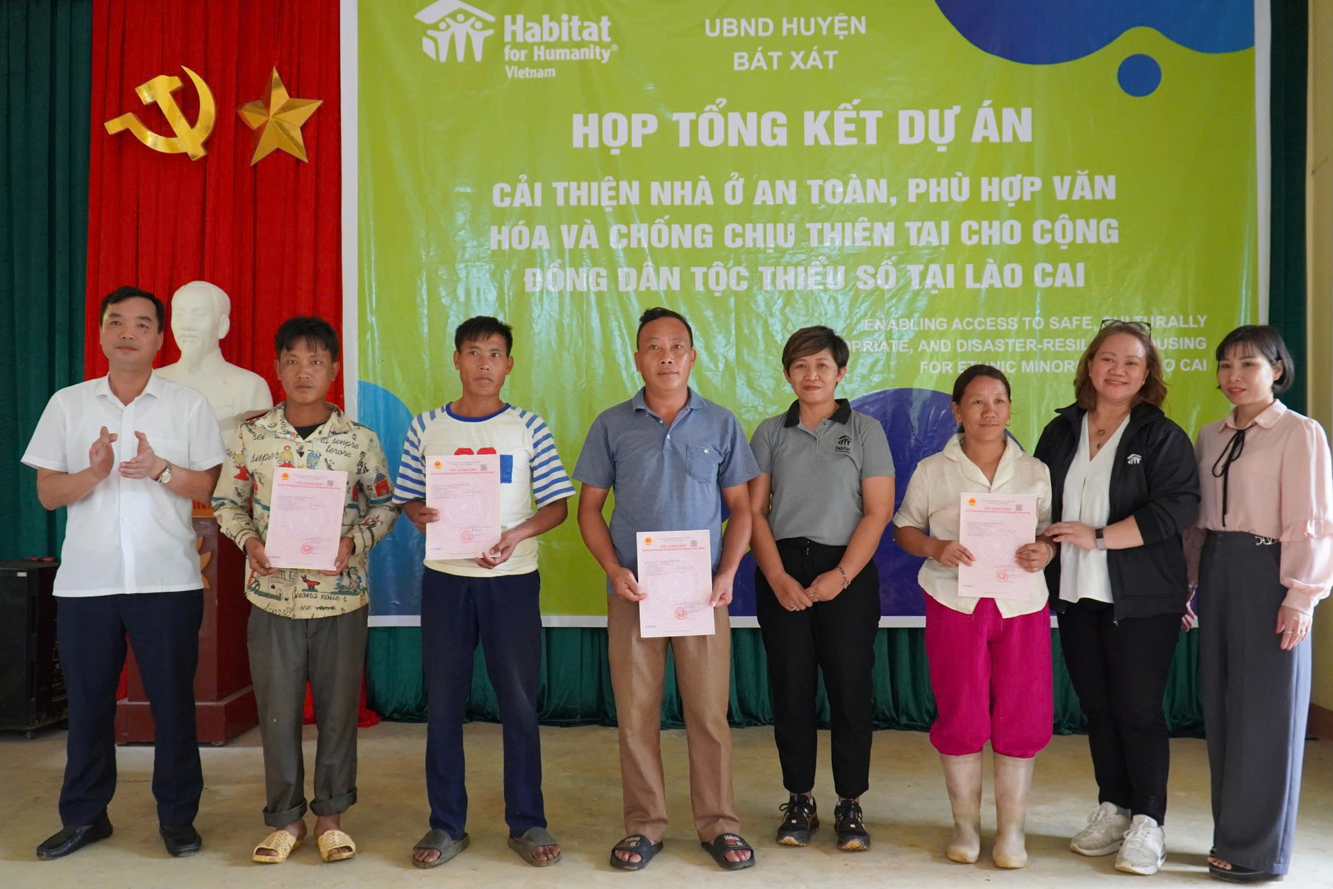 trao tang nha nong thon moi 0 1.jpg