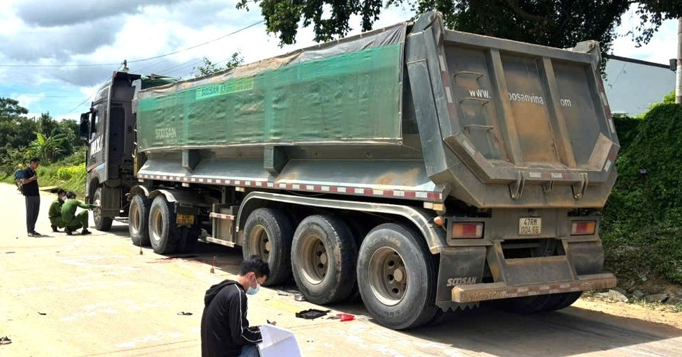 Va chạm với xe đầu kéo, 4 cháu nhỏ đi chung trên 1 xe đạp điện thương vong