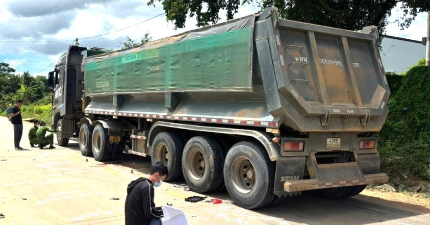 Va chạm với xe đầu kéo, 4 cháu nhỏ đi chung trên 1 xe đạp điện thương vong