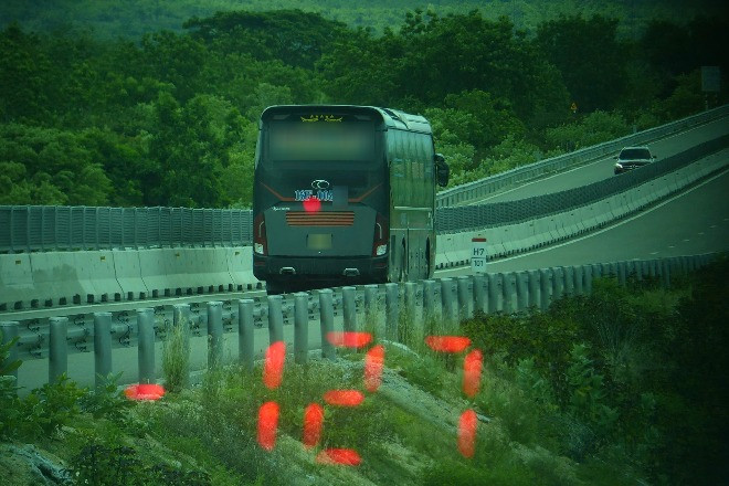 Xe chở 23 khách ‘phóng như bay’ gần 130 km/h trên cao tốc