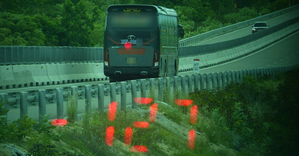 Xe chở 23 khách ‘phóng như bay’ gần 130 km/h trên cao tốc