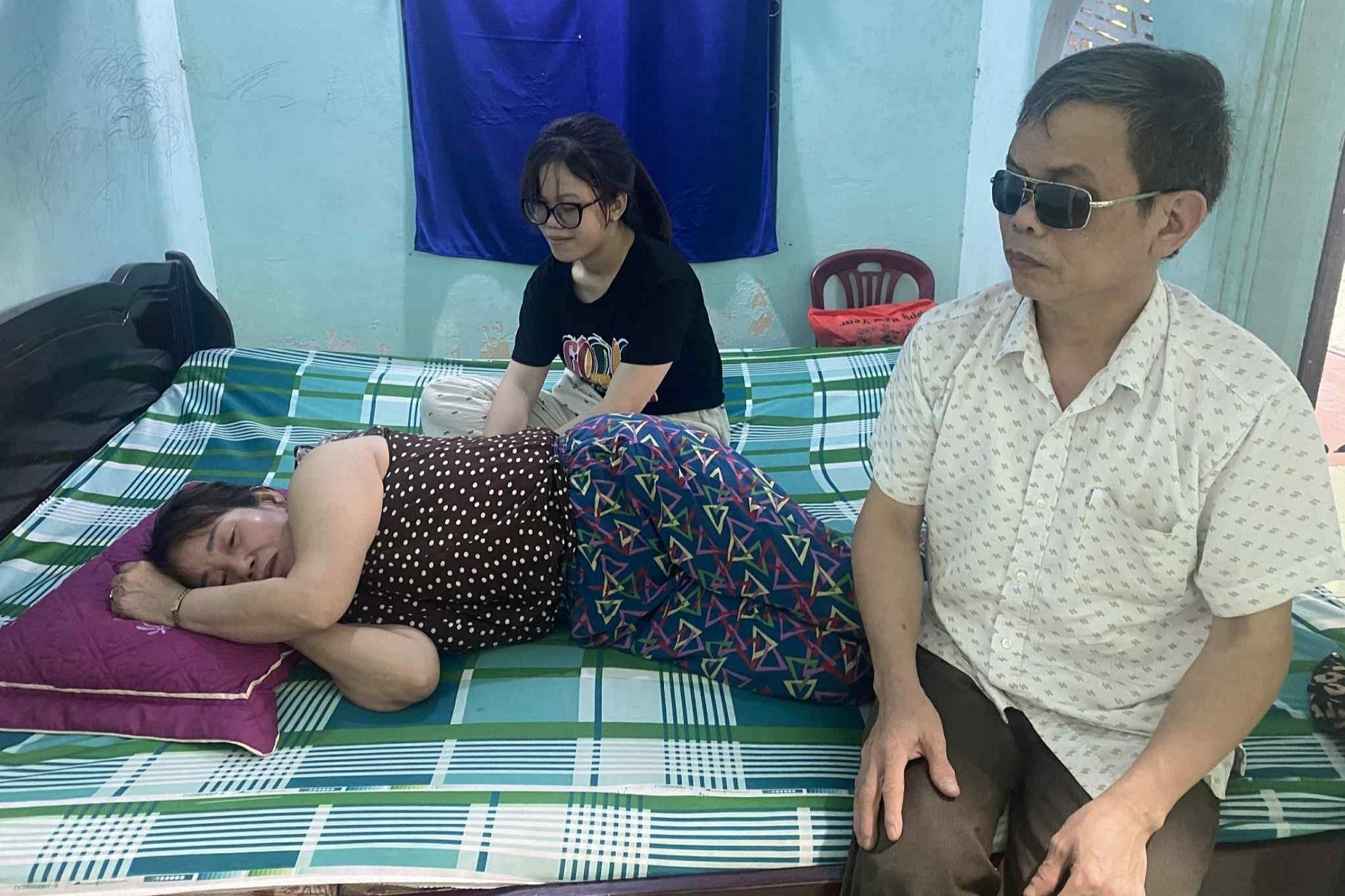Bệnh viện trả về, người phụ nữ nghèo 'quyết sống' để chăm chồng con bị mù