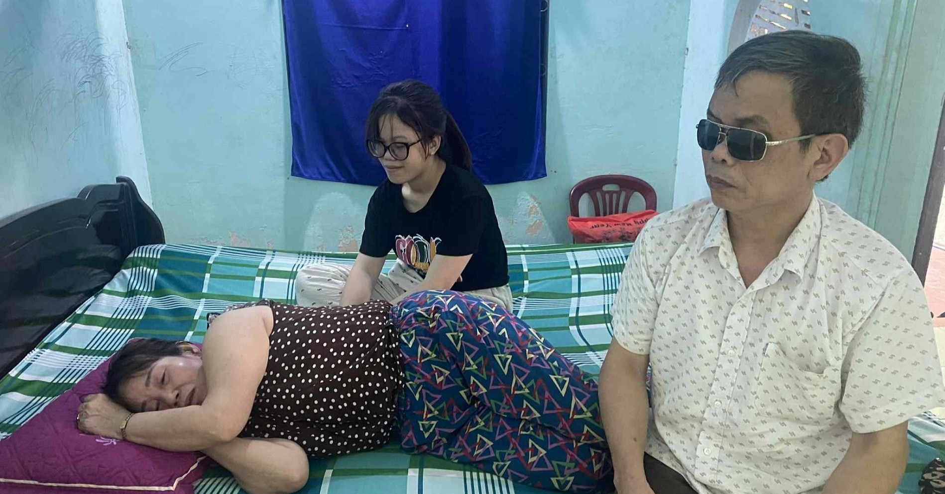 Bệnh viện trả về, người phụ nữ nghèo 'quyết sống' để chăm chồng con bị mù