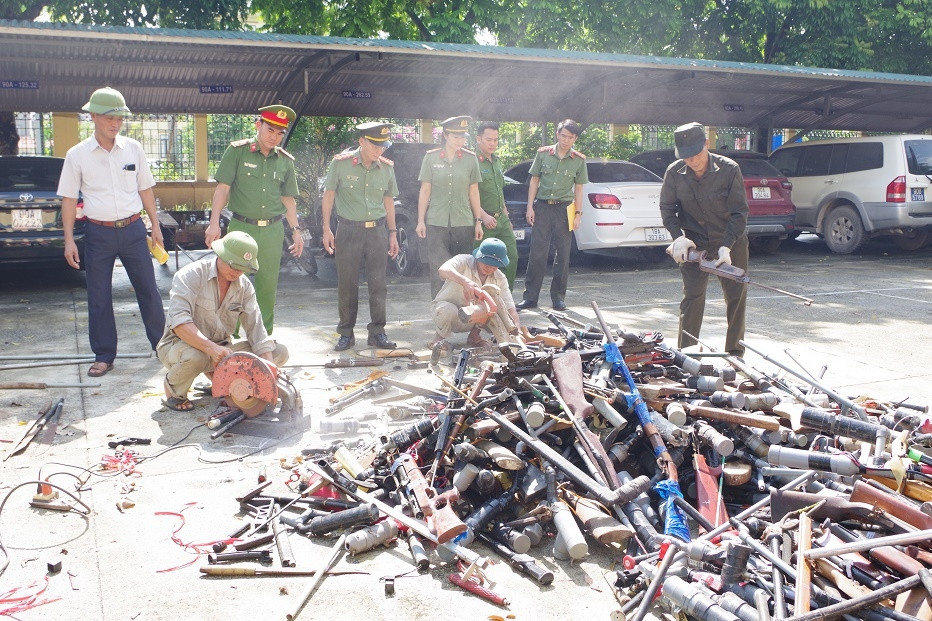 Công an tiêu huỷ hàng nghìn vũ khí, trong đó có hơn 400 khẩu súng, 23 bệ pháo