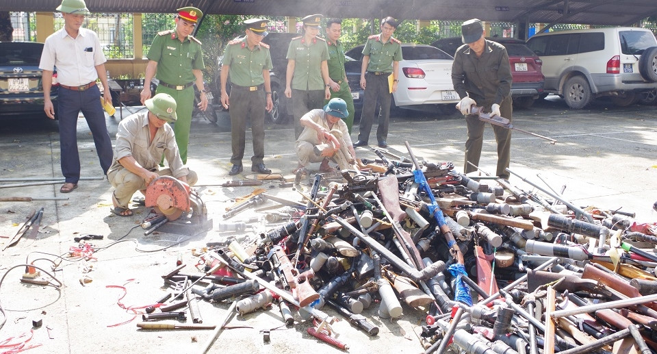 Công an tiêu huỷ hàng nghìn vũ khí, trong đó có hơn 400 khẩu súng, 23 bệ pháo