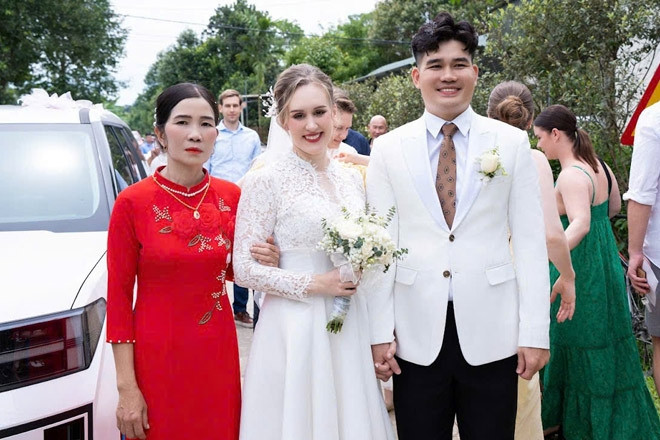 Cưới chàng trai Hà Tĩnh, cô dâu Phần Lan được cả làng khen xinh