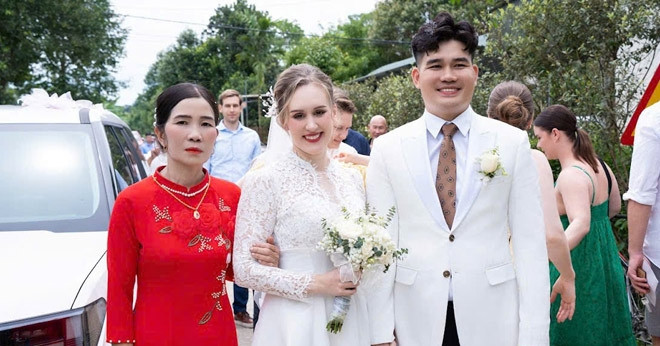 Cưới chàng trai Hà Tĩnh, cô dâu Phần Lan được cả làng khen xinh