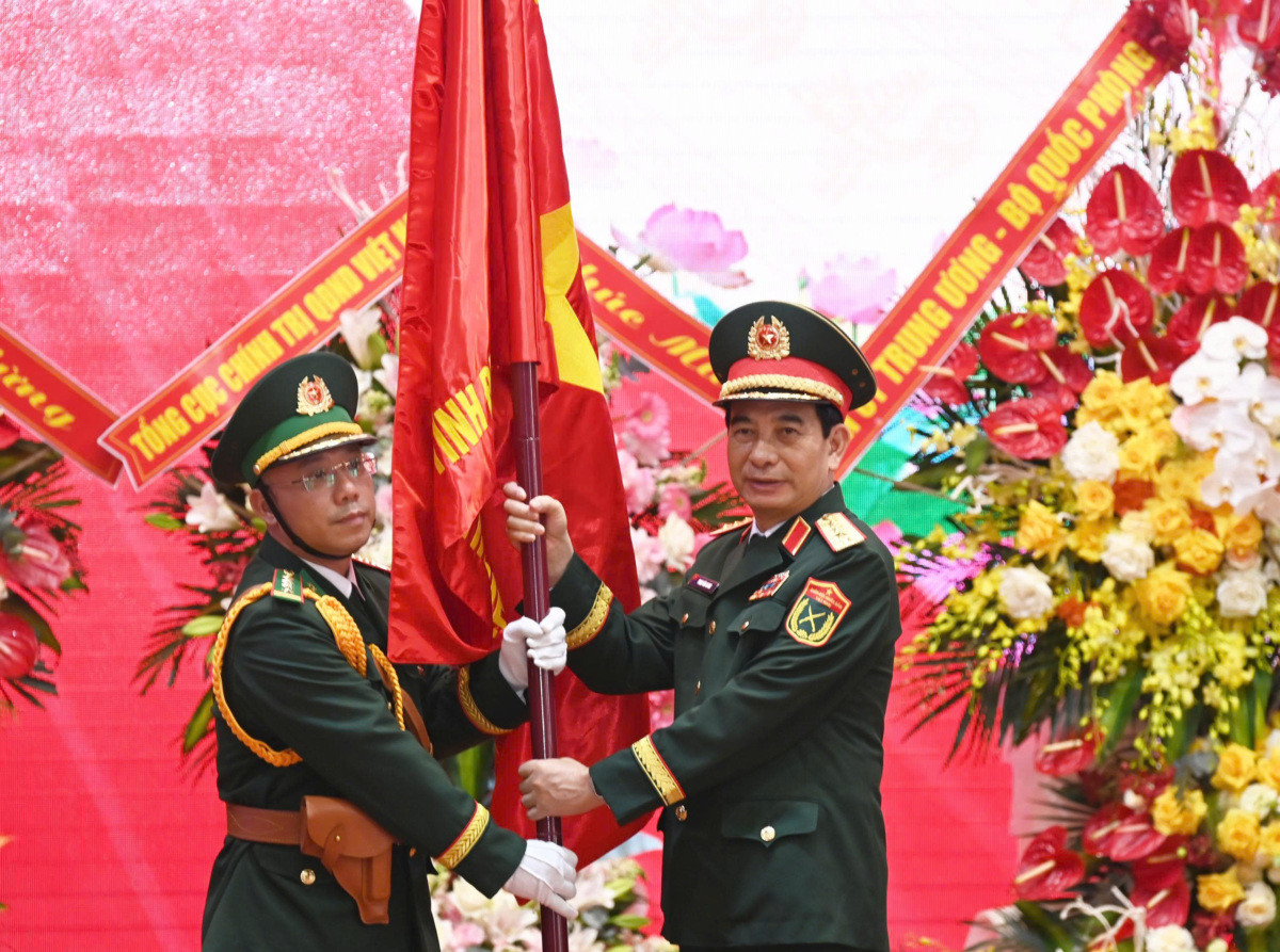 Đại tướng Phan Văn Giang trao Quân kỳ Quyết thắng tặng Ban chỉ huy Bộ đội Biên phòng trực thuộc Bộ CHQS các tỉnh