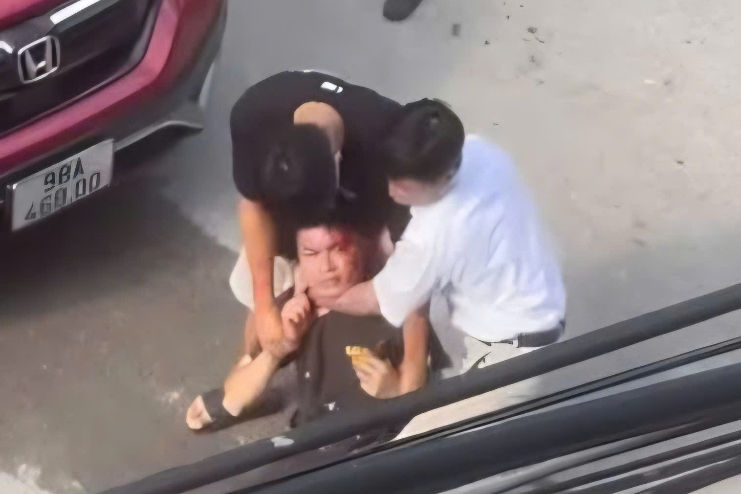 Danh tính 2 bố con đánh người chảy máu đầu rồi hỏi 'có biết tao là ai không'