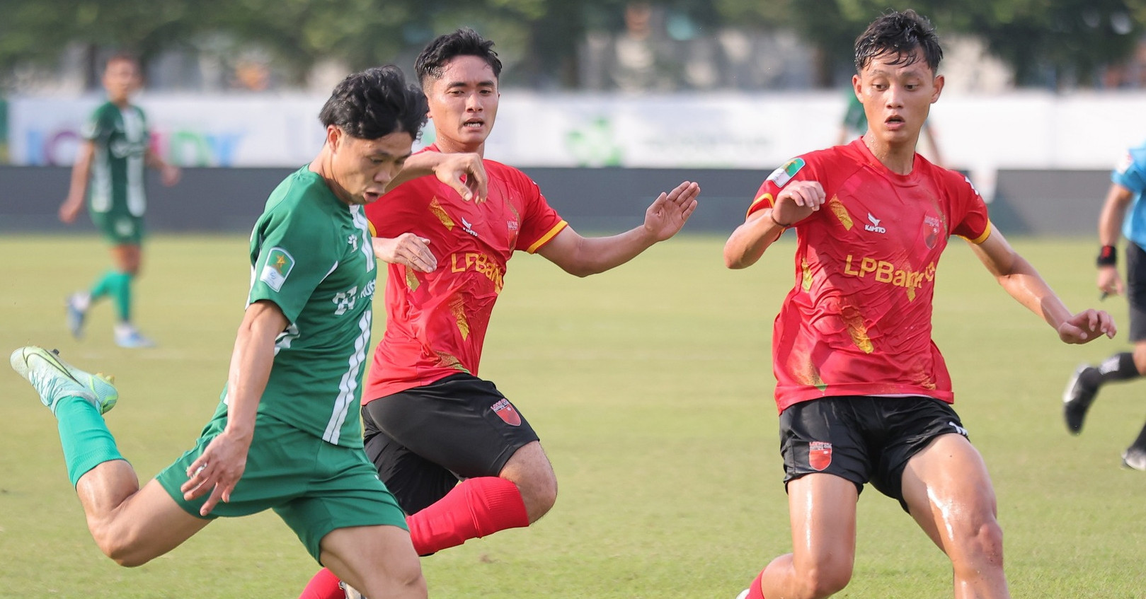 Đội bóng Công Phượng treo thưởng 'khủng' trước trận play-off tranh vé V-League