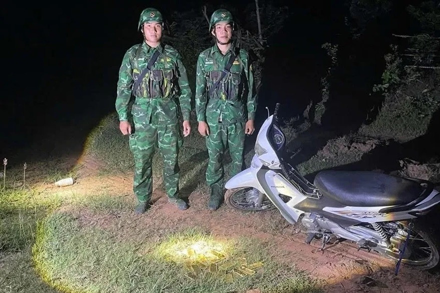 18kg vàng thỏi bị bỏ lại bên đường