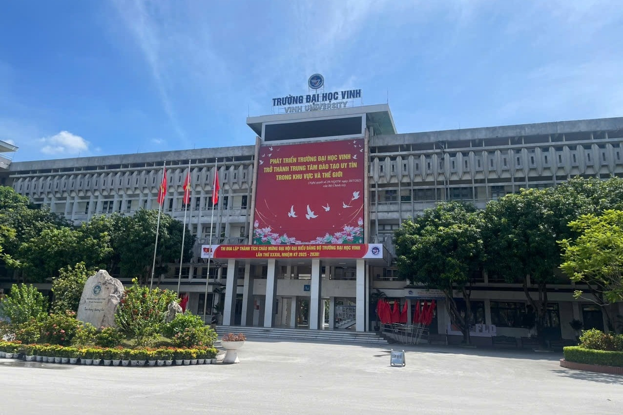 Kỷ luật cảnh cáo 2 cán bộ Trường Đại học Vinh bị nữ sinh tố 'gạ gẫm'