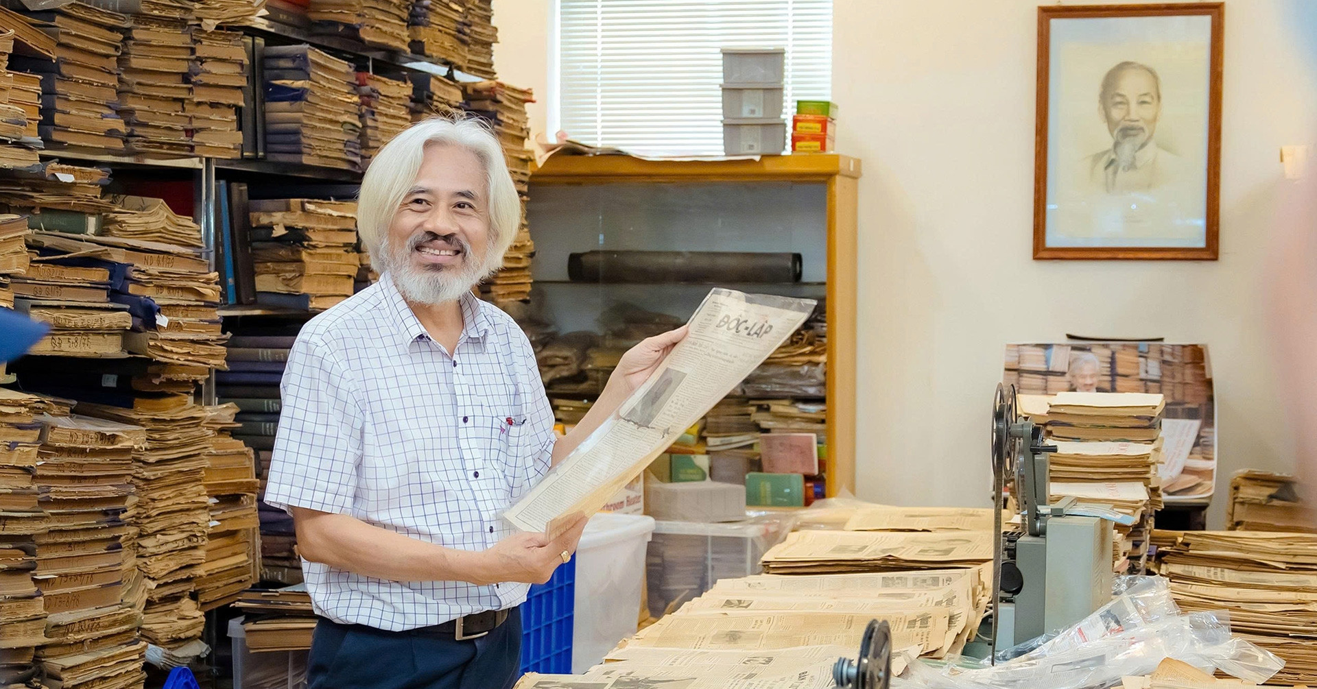 Người đàn ông đưa 23 tấn báo lên mạng