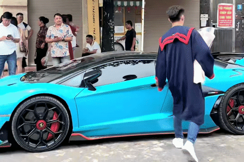 Phát sốt với nam sinh lái siêu xe Lamborghini đi dự lễ tốt nghiệp ĐH ở Hà Nội