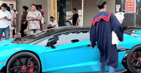 Phát sốt với nam sinh lái siêu xe Lamborghini đi dự lễ tốt nghiệp ĐH ở Hà Nội