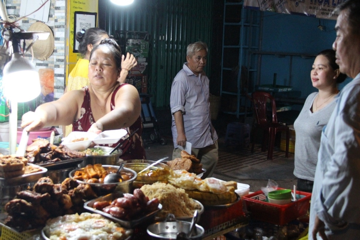 Quán cơm gia truyền 3 đời hút khách ở TPHCM, mỗi đêm 'cháy hàng' hơn 400 suất