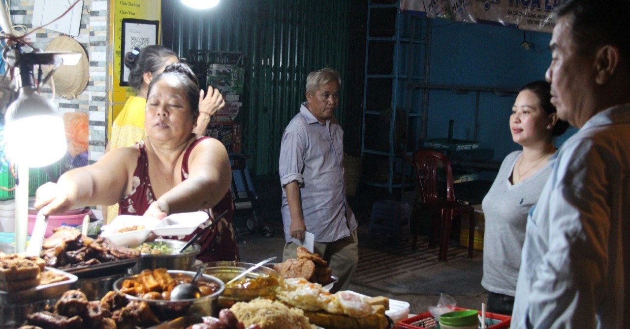Quán cơm gia truyền 3 đời hút khách ở TPHCM, mỗi đêm 'cháy hàng' hơn 400 suất