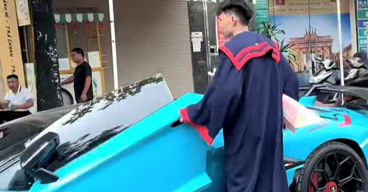 Sự thật về video chàng trai lái siêu xe dự tốt nghiệp ở Hà Nội hút 'triệu view'