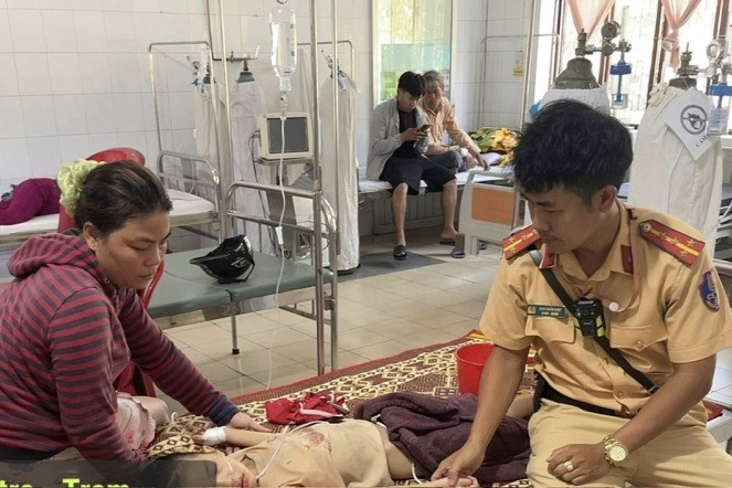 Thấy người phụ nữ khóc nghẹn đến gặp, cán bộ CSGT phản ứng tức thì