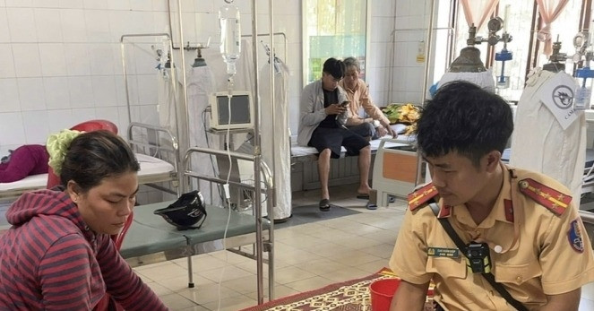 Thấy người phụ nữ khóc nghẹn đến gặp, cán bộ CSGT phản ứng tức thì