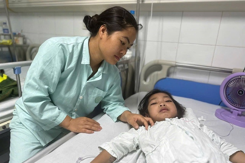 Trao hơn 45 triệu đồng tới em Vi Hải Yến bị tan máu bẩm sinh