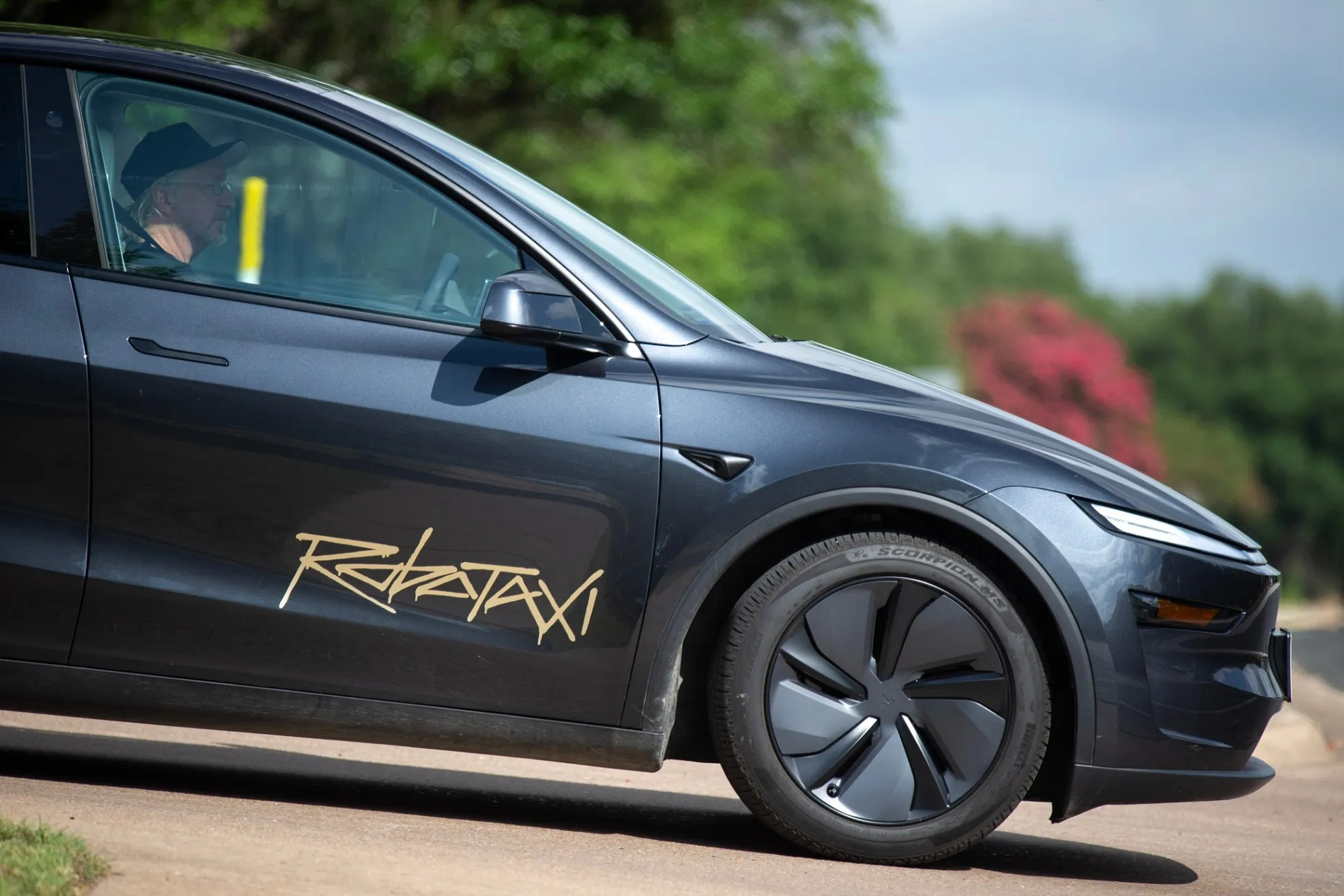 Tỷ phú chê robotaxi của Tesla chưa đủ tuổi chung mâm với xe tự lái Trung Quốc