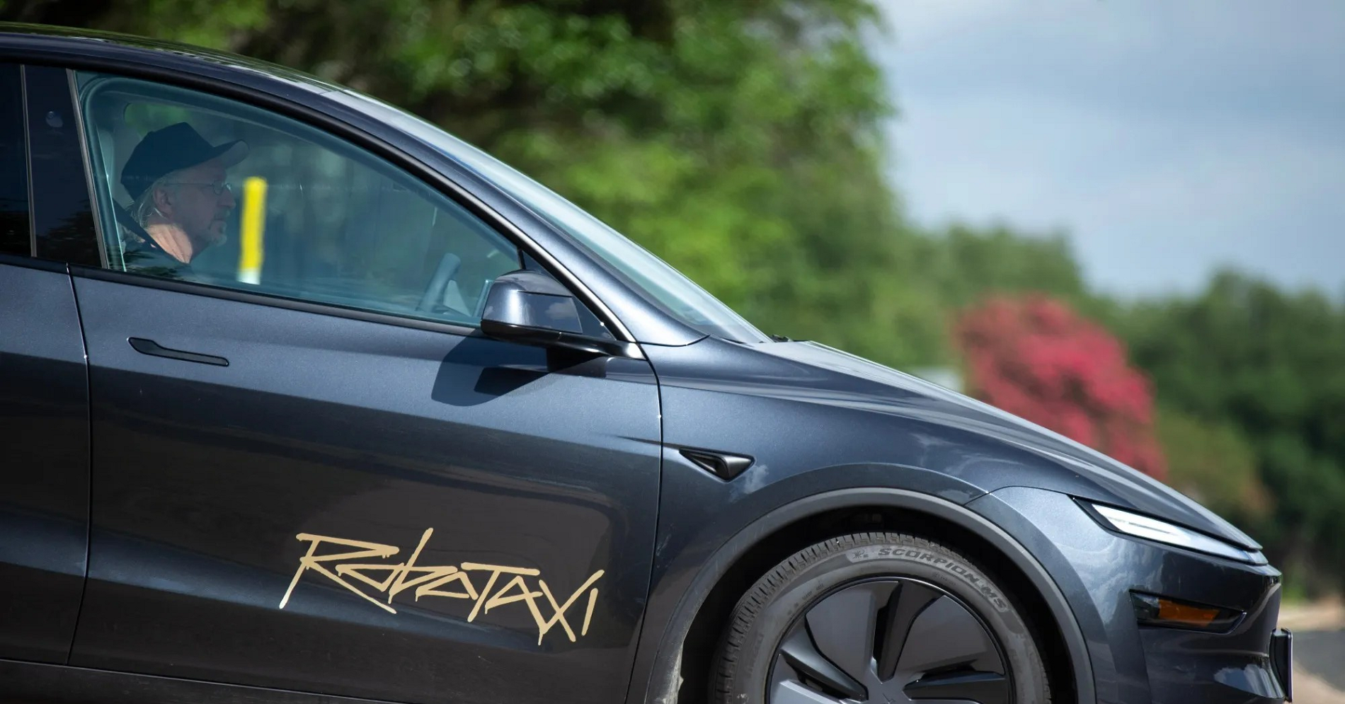 Tỷ phú chê robotaxi của Tesla chưa đủ tuổi chung mâm với xe tự lái Trung Quốc