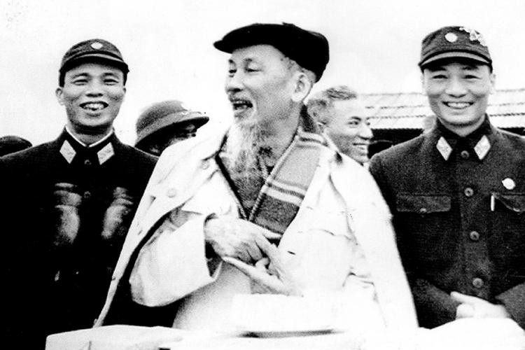 Vị tướng nào được Bác Hồ đặt lại tên để… không kiêu căng?