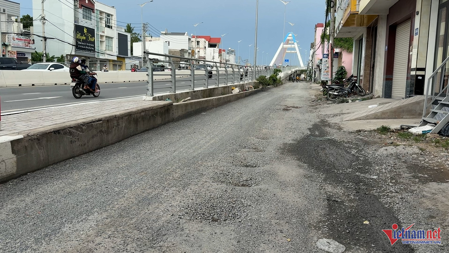 W-đường gom dân sinh Trần Hoàng na.jpg