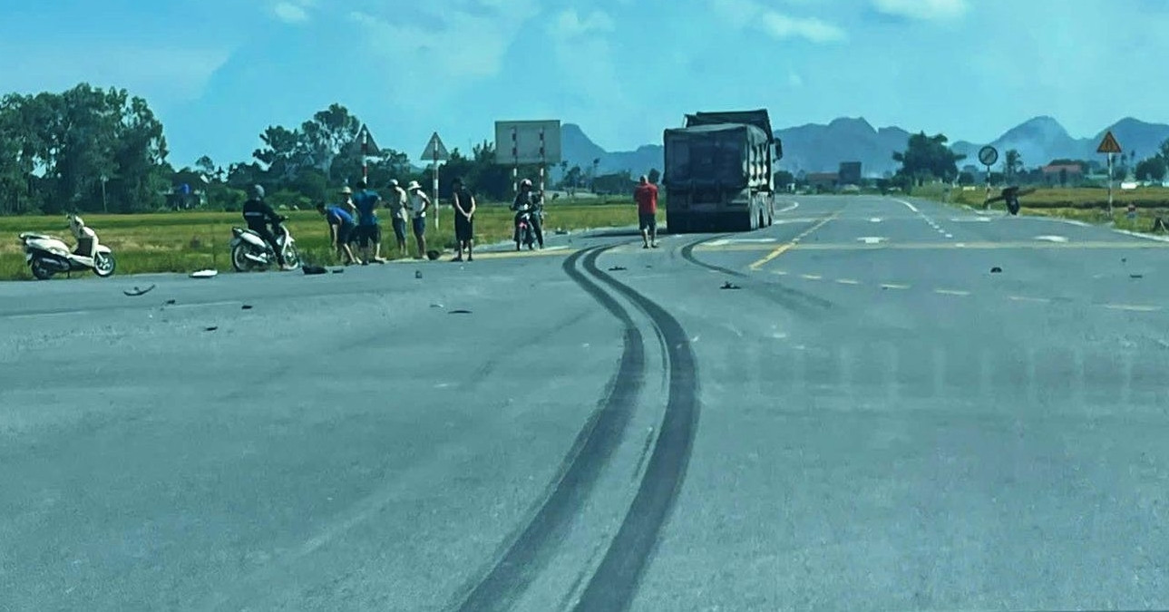 Xe tải tông 2 người tử vong, vết phanh kéo dài hàng chục mét hằn trên đường