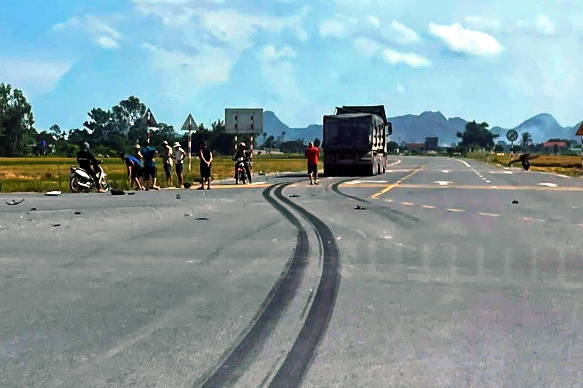 Xe tải tông 2 người tử vong, vết phanh kéo dài hàng chục mét hằn trên đường