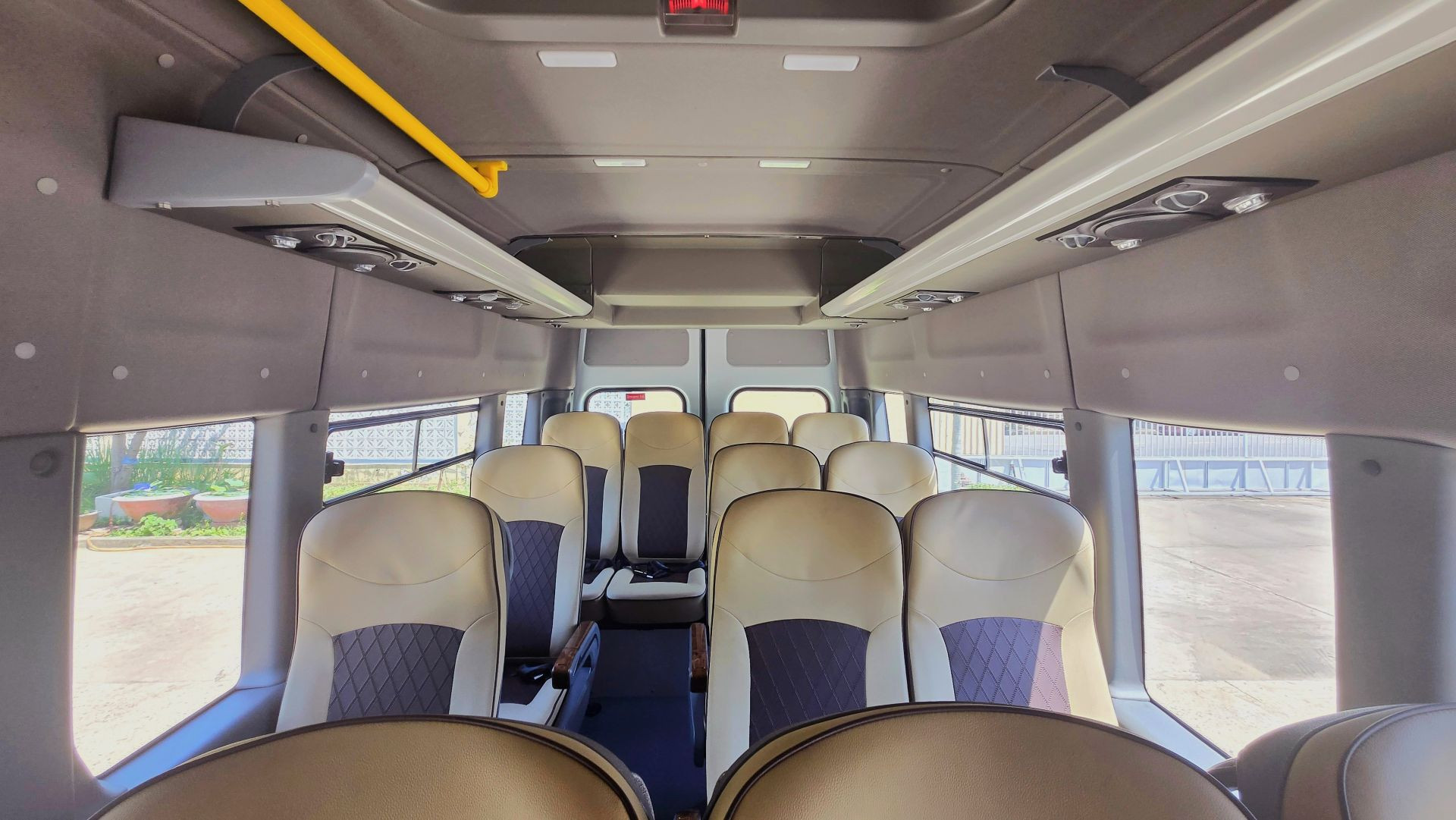 3. Nội thất xe GAZ được thiết kế tinh tế, chú trọng đến sự êm ái và tiện nghi, đáp ứng tốt nhu cầu vận chuyển cao cấp hiện nay.jpg