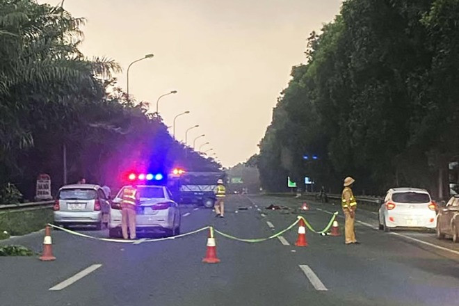 Nghi vấn nam tài xế đi xe máy ngược chiều cao tốc ở Hà Nội, đâm ô tô tải tử vong