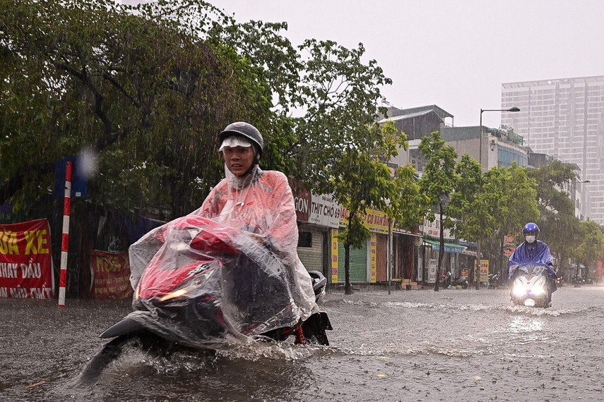 Bản tin sáng 25/6: Hà Nội mưa giông, TPHCM mưa lớn cục bộ
