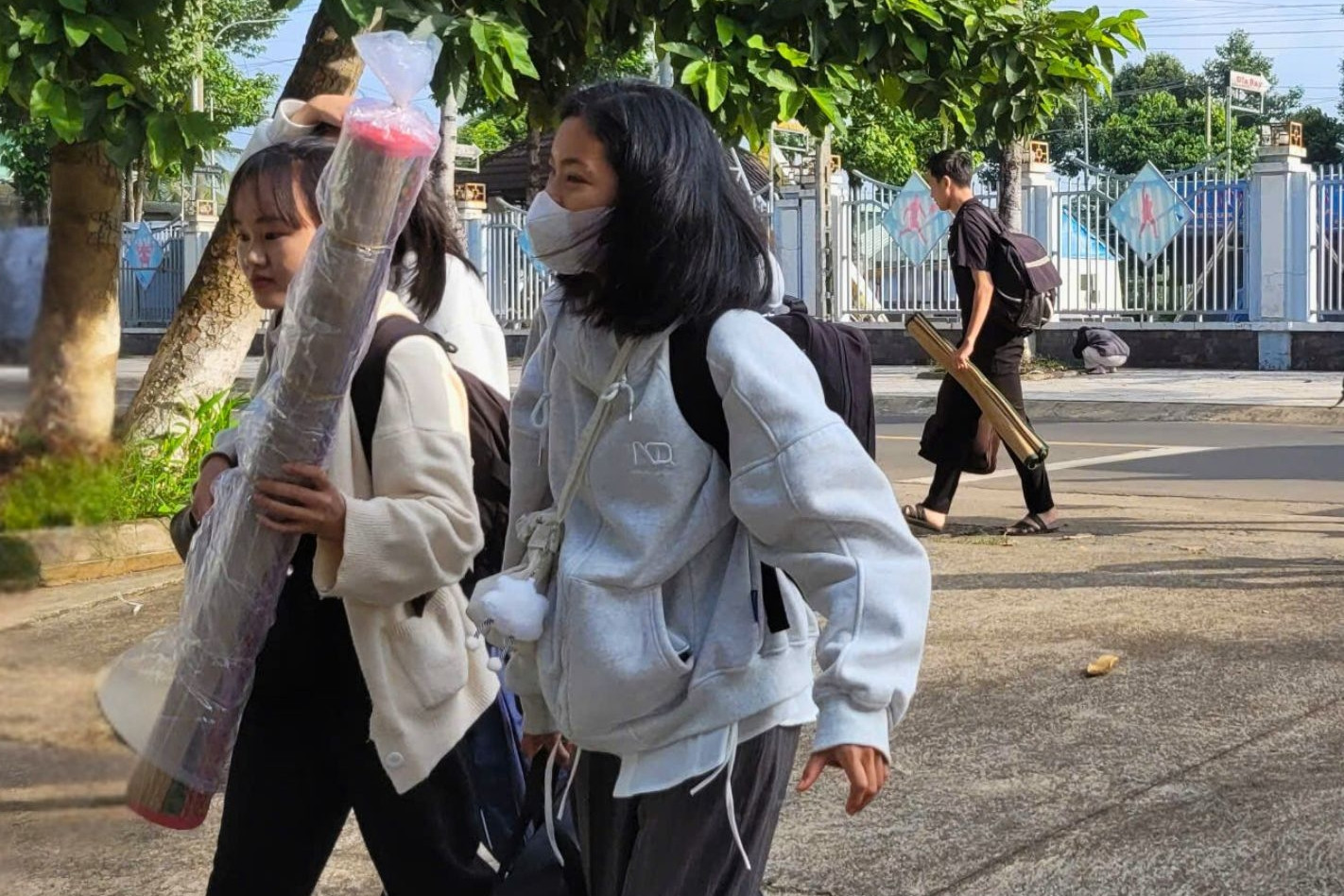 77 thí sinh 'khăn gói' vượt rừng, đi xuyên 2 tỉnh đến điểm thi tốt nghiệp