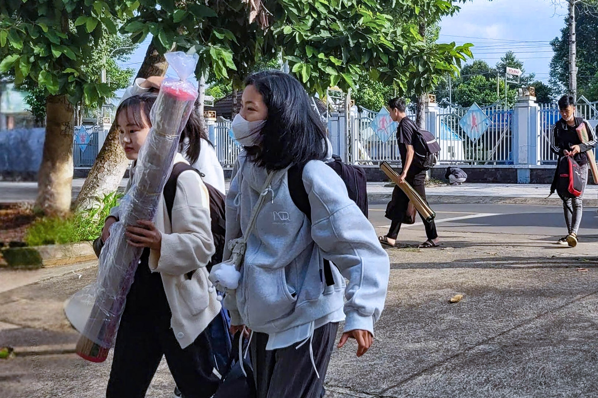 77 thí sinh 'khăn gói' vượt rừng, đi xuyên 2 tỉnh đến điểm thi tốt nghiệp