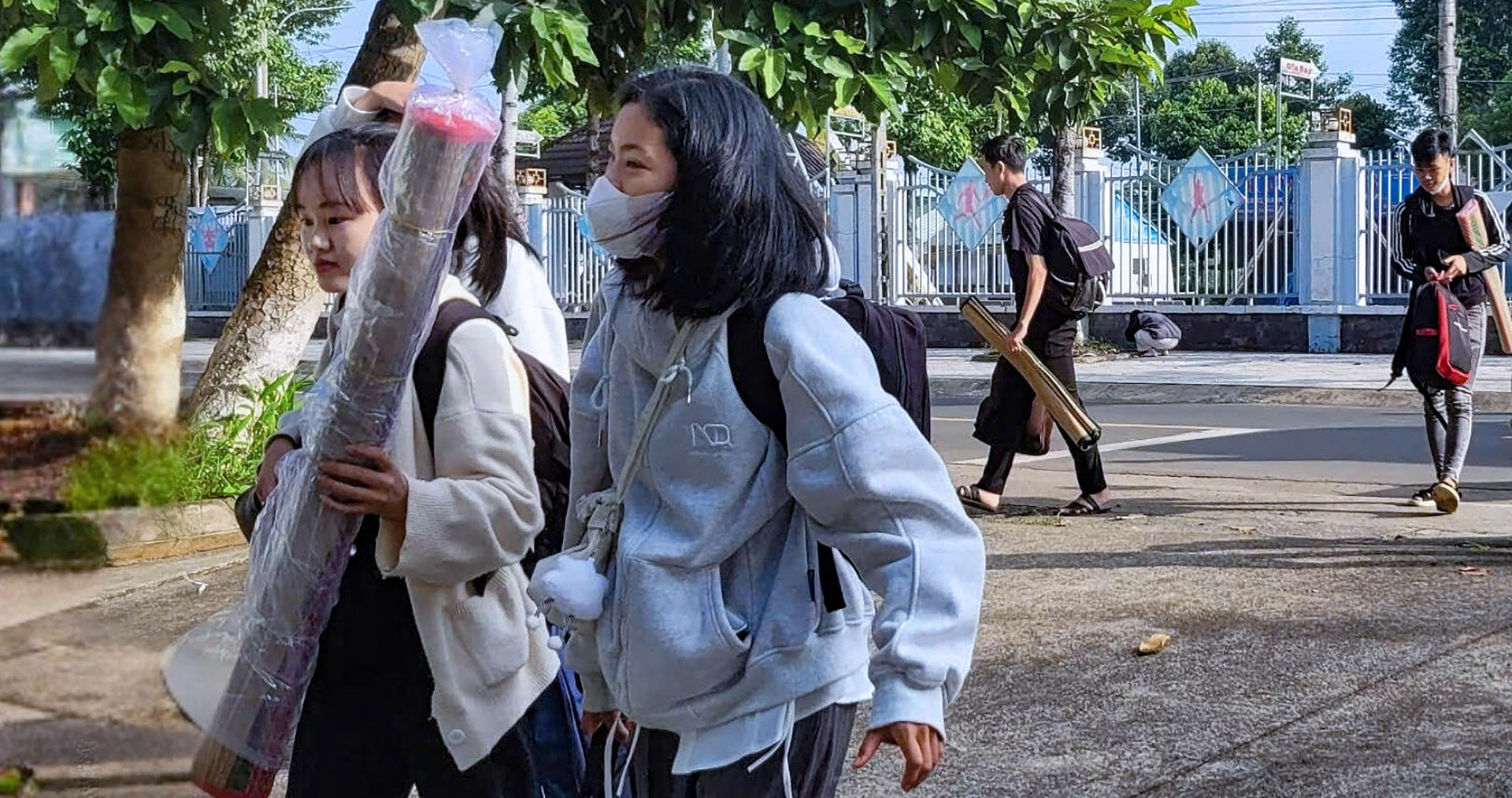 77 thí sinh 'khăn gói' vượt rừng, đi xuyên 2 tỉnh đến điểm thi tốt nghiệp