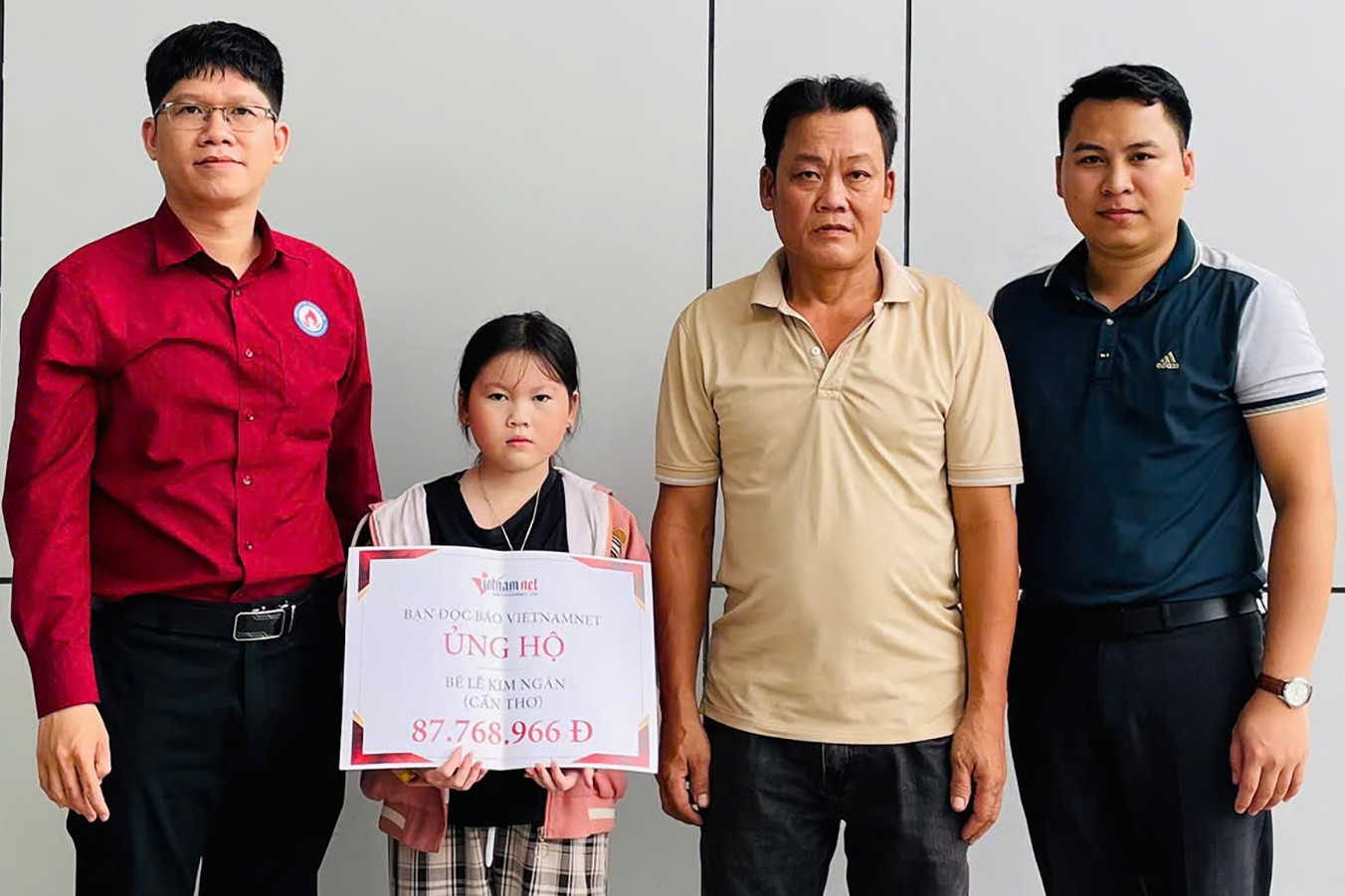 Báo VietNamNet trao gần 90 triệu đồng bạn đọc giúp đỡ đến em Lê Kim Ngân