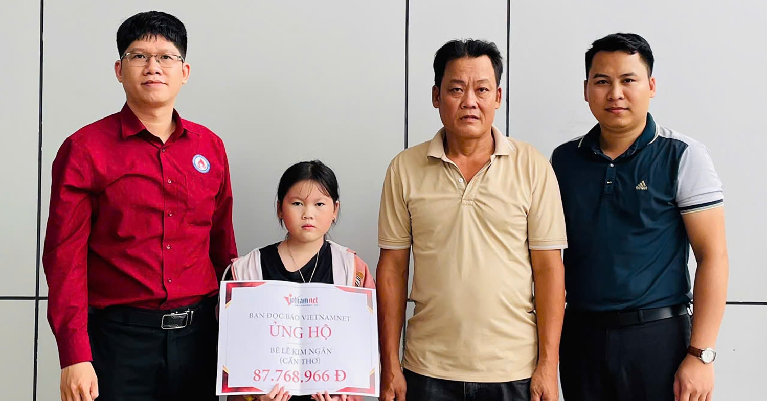 Báo VietNamNet trao gần 90 triệu đồng bạn đọc giúp đỡ đến em Lê Kim Ngân