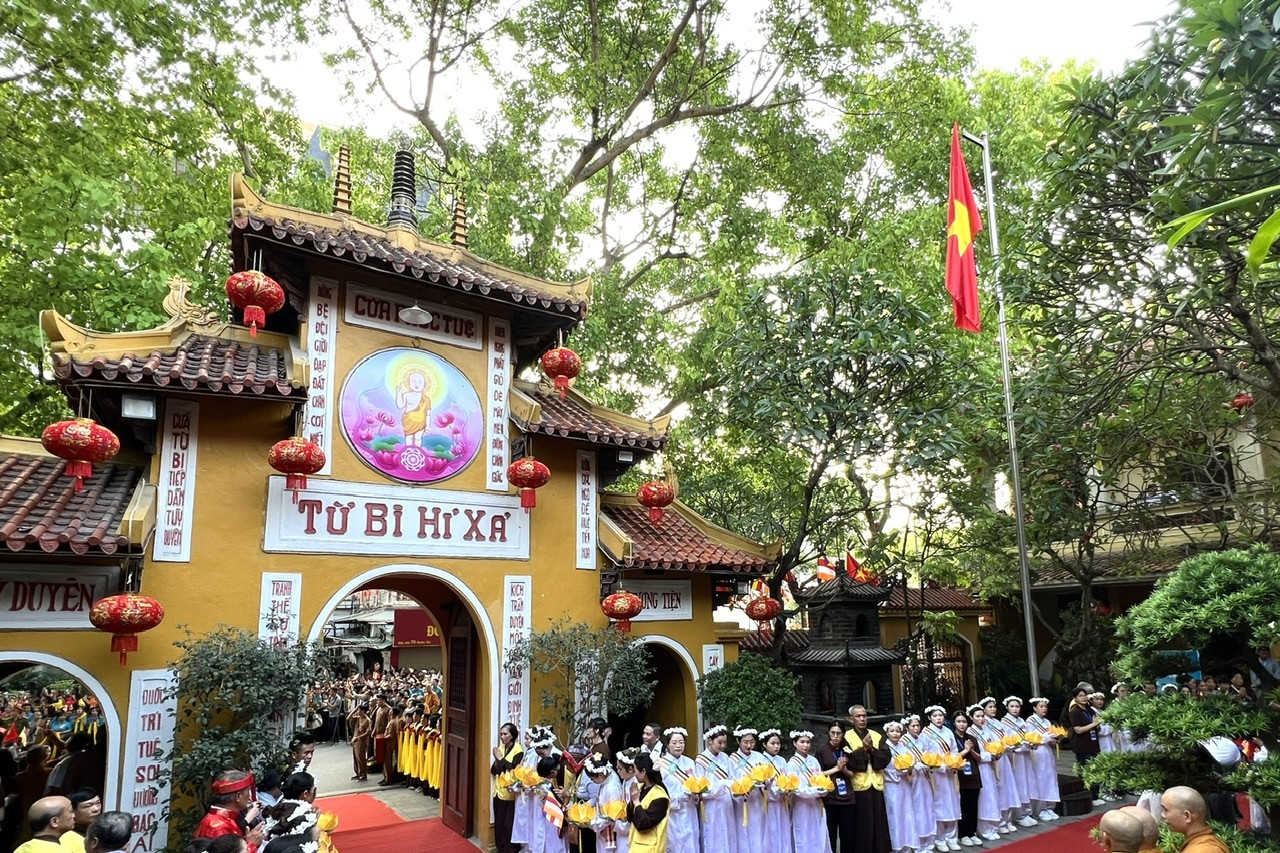 Các chùa cử hành chuông trống ngày đầu vận hành chính quyền địa phương 2 cấp