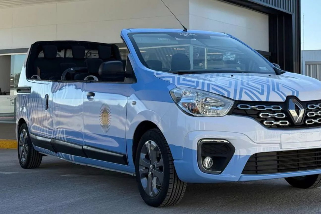 Chiếc xe kỳ cục nhất thế giới: Limousine mui trần ‘độ’ từ xe bán tải