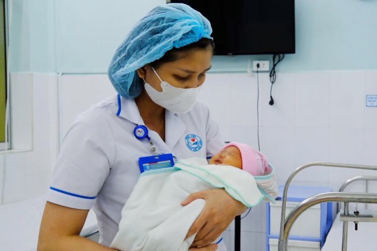 Chục y bác sĩ cứu sản phụ suy tim nặng mang thai lần 5, không khám định kỳ