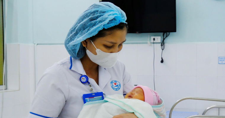 Chục y bác sĩ cứu sản phụ suy tim nặng mang thai lần 5, không khám định kỳ