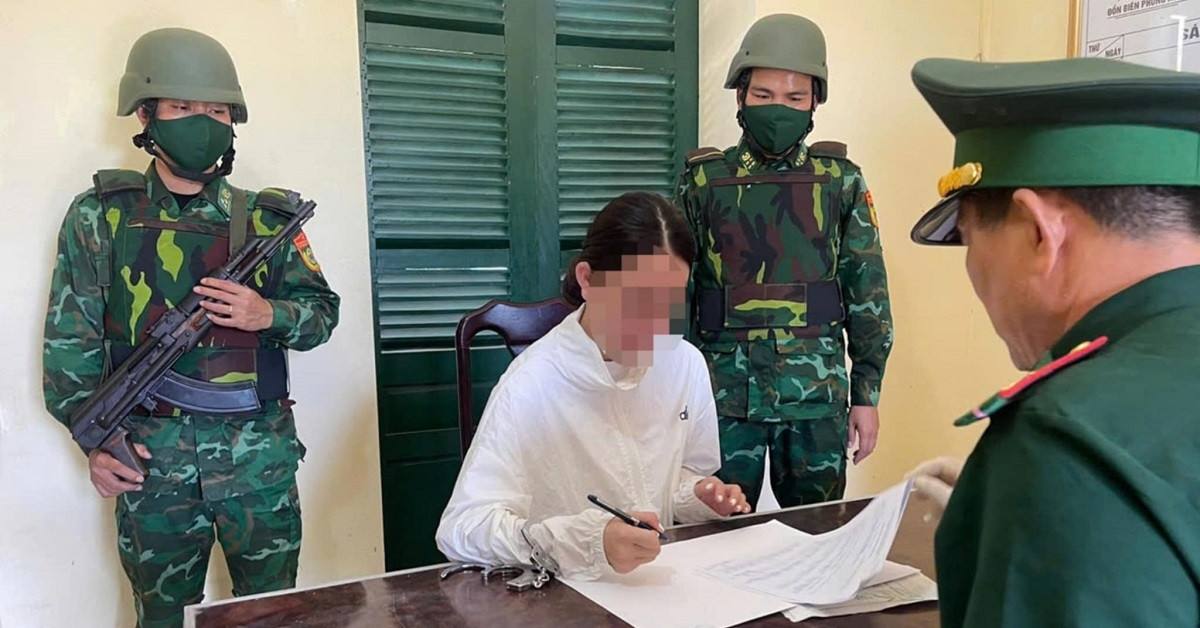 Clip chặn xe Mercedes, phát hiện &amp;apos;hot girl&amp;apos; tàng trữ ma túy rất tinh vi