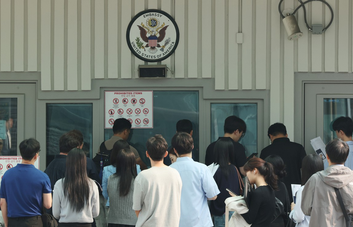 Du học sinh bỏ tiền triệu thuê người ‘tẩy trắng’ mạng xã hội để xin visa Mỹ